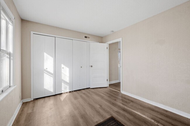 Building Photo - Updated 4-Bedroom 1.5-Bathroom Home in Minneapolis