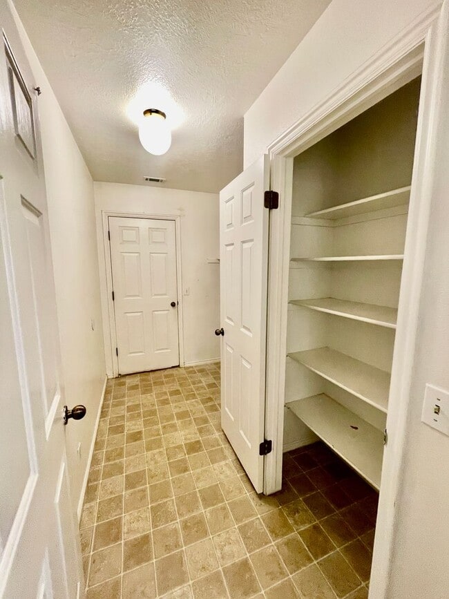 Building Photo - Adorable 3-BR Home with Garage and Amenities