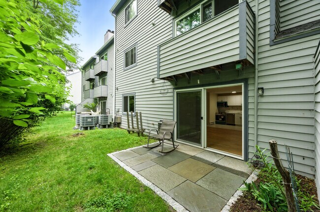 Building Photo - 267 W Cedar St