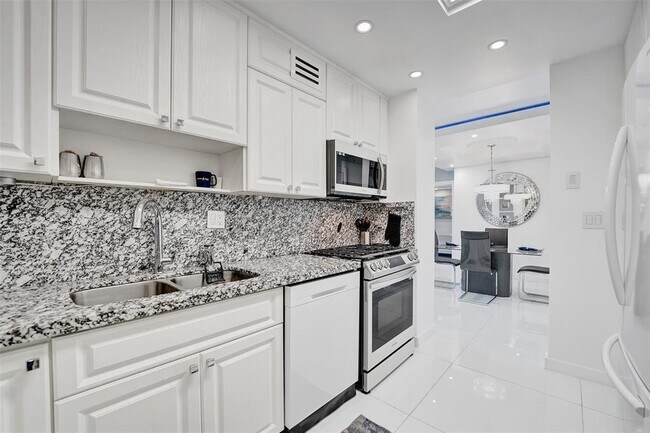 Building Photo - 2030 S Ocean Dr