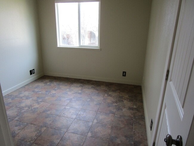 Building Photo - 1 Bedroom Unit with Gate Privacy - All Utilities Provided, Including Yard Care and Internet!