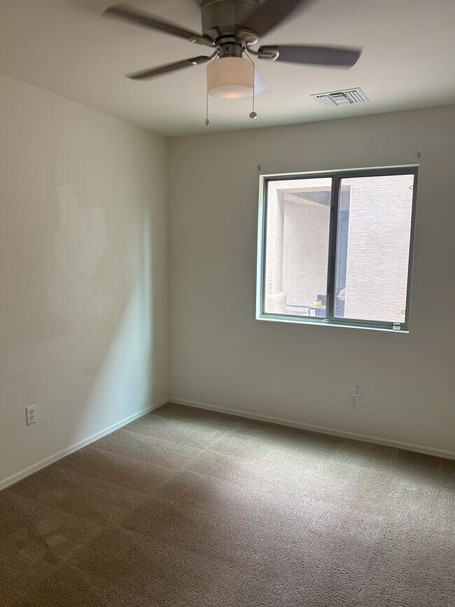Building Photo - Save with SOLAR Unfurnished  1 loft -  2 c...