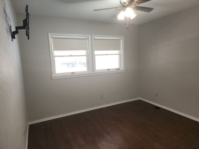 Building Photo - Updated 2 bed + bonus room / 2 bath home