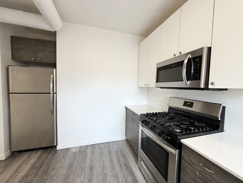 Building Photo - 1704 W Glenlake Ave