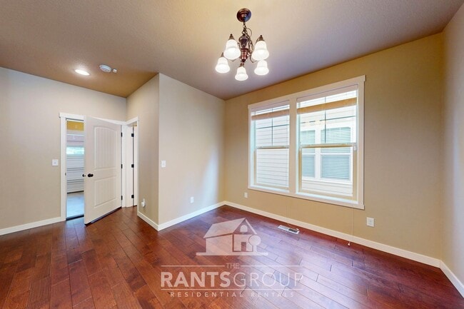 Building Photo - Beautifully upgraded townhome in a quiet L...