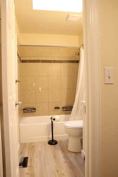 Building Photo - 6610 Parkridge Ct