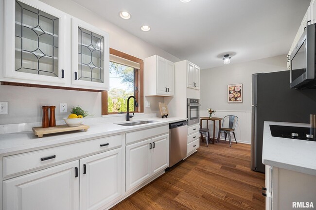 Building Photo - 205 W Glen Ave