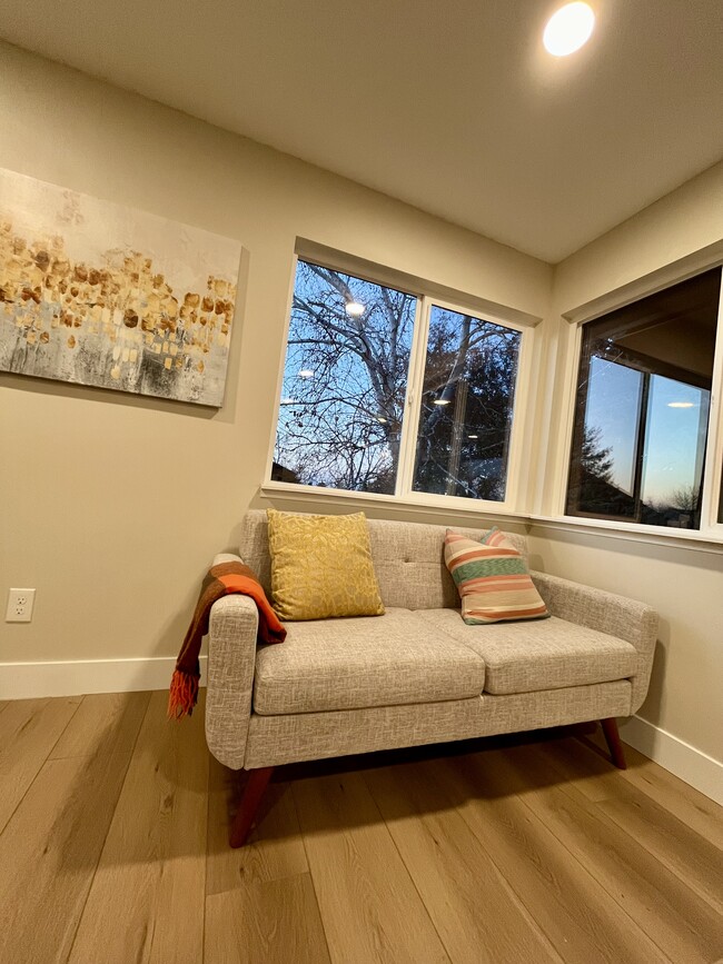 Dining Room Lounge - 2455 E Woodchuck Way