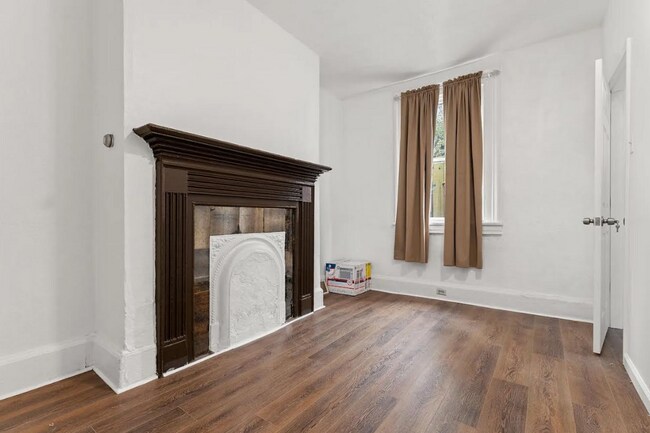 Building Photo - Beautiful 2 Bedroom home in South side ava...