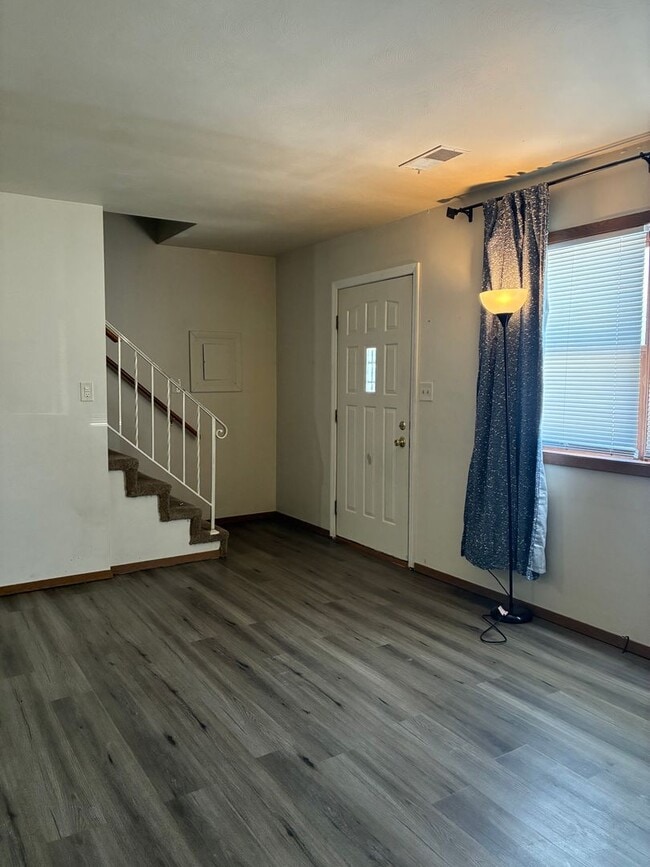 Building Photo - Two Bedroom Townhouse