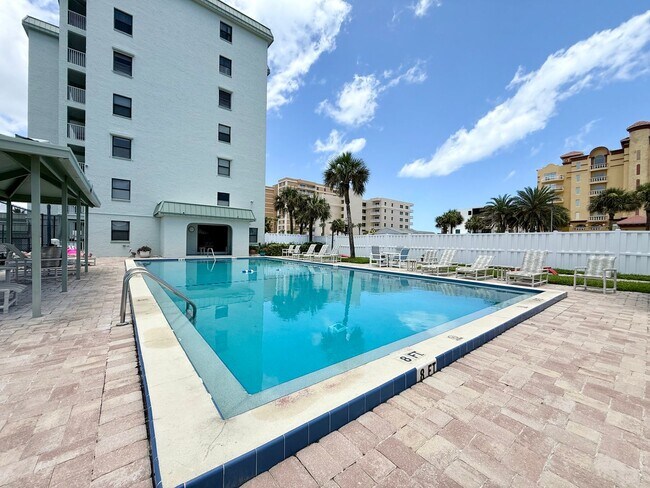 Building Photo - Coastal comfort awaits in this furnished 2Bedrooms / 2Baths condo in Daytona Beach!