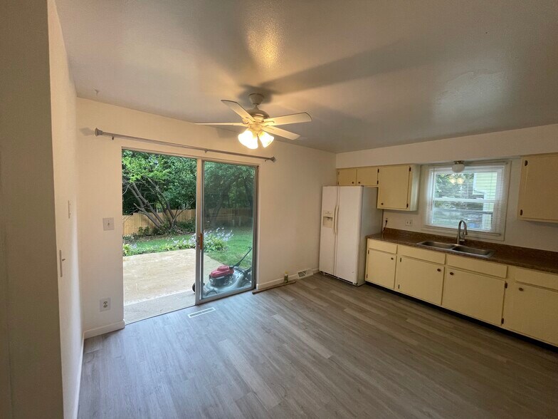 Building Photo - 831 Badger Ln