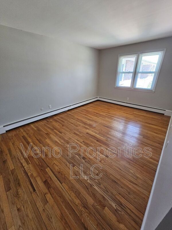 Building Photo - 9/11/13 Village Dr.