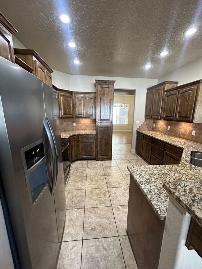 Building Photo - Stunning 4 Bed Home! 3 Car garage ! Mesa School District!