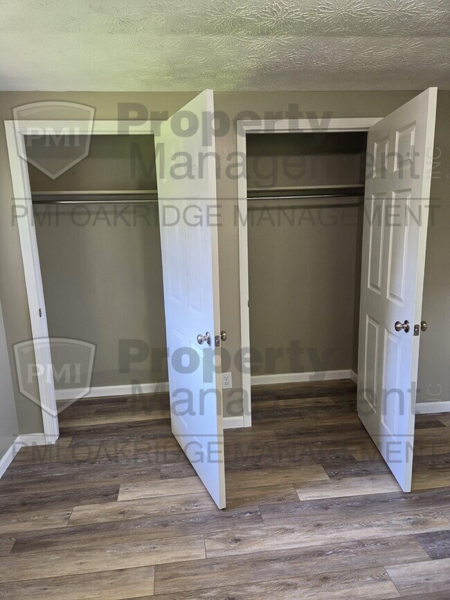 Building Photo - 3 Bedroom Single Level Duplex with Garage