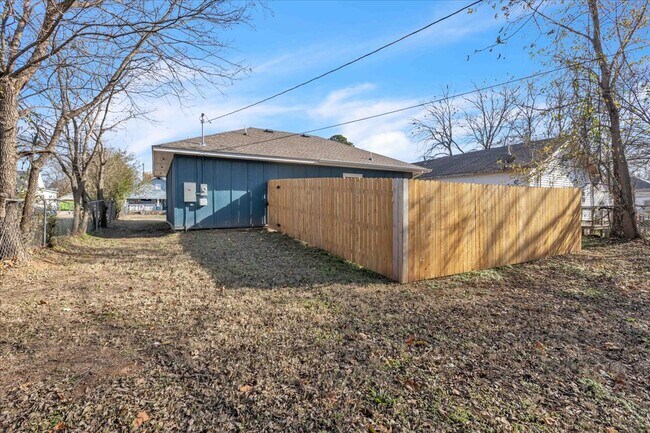 Building Photo - 414 N Tucker Ave