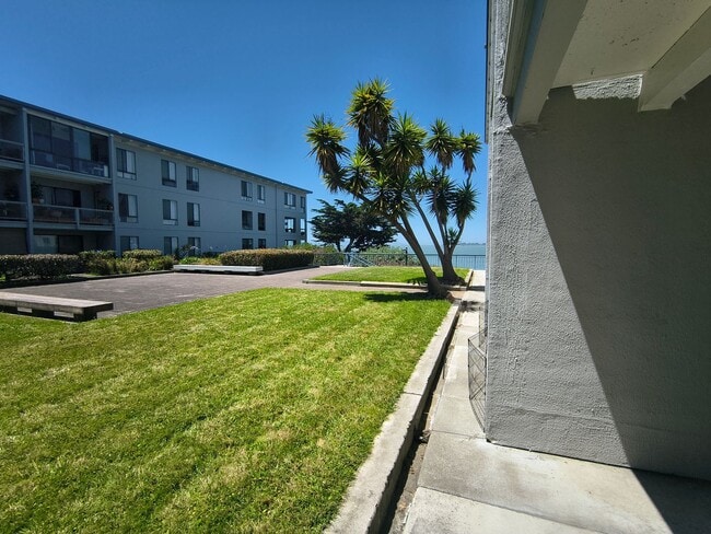 Building Photo - Bright and Sunny Studio With Water View For Rent at the Watergate Community In Emeryville, Ca!!!!