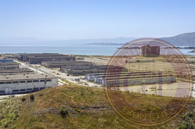 Building Photo - SF Shipyard - 3 BR, 2.5 BA Townhouse 1,634...