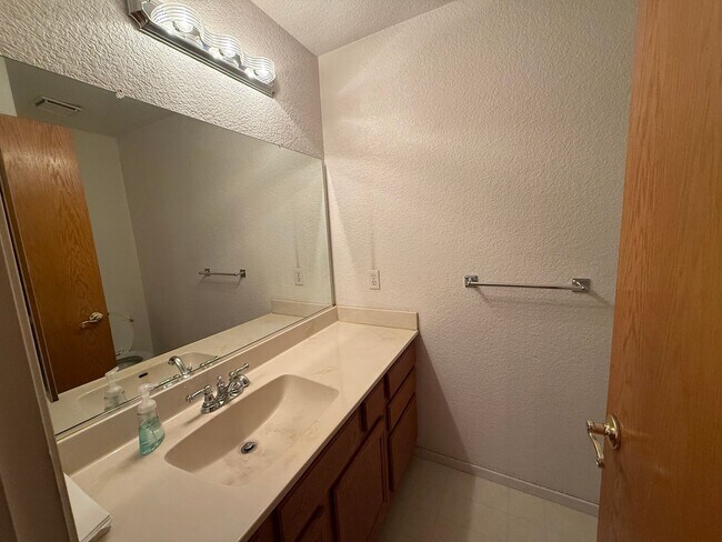 Building Photo - 2-bedroom condo near shopping, restaurants...