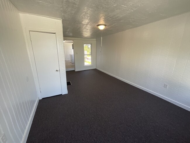 Building Photo - 516 E Boundary Ave