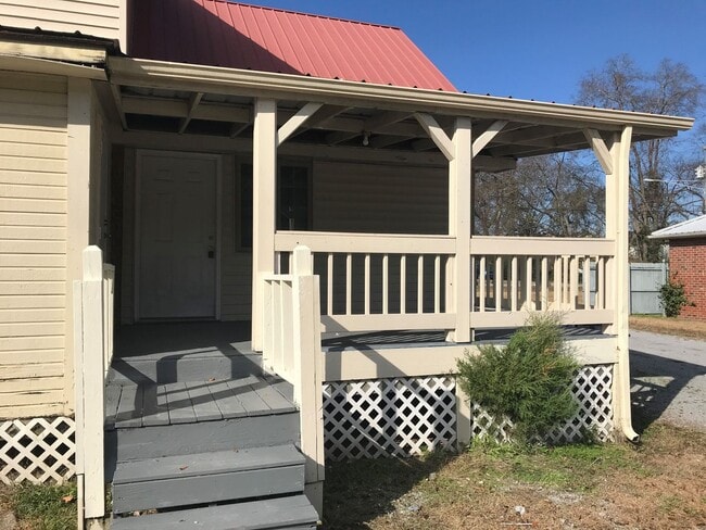 Building Photo - 2563B Carriage Dr