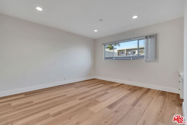 Building Photo - 220 S Gale Dr