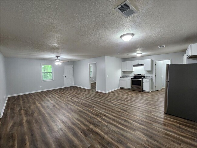 Building Photo - 723 W Creek Cir