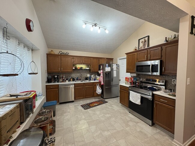 Building Photo - 3044 Village Park N Dr