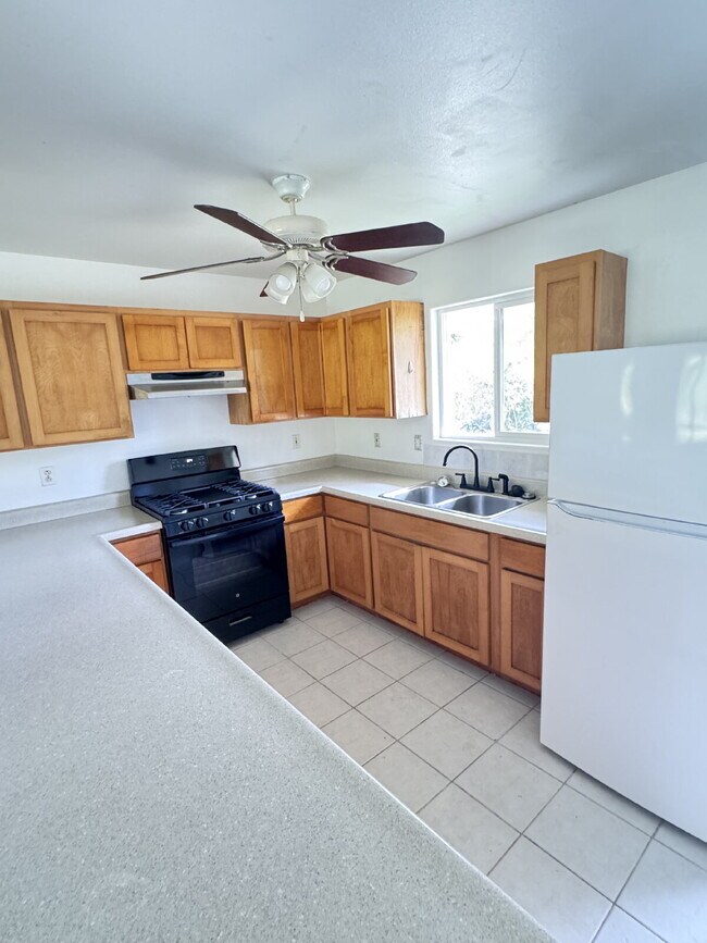 Building Photo - 3bd/2ba For Rent with Walking Distance to ...