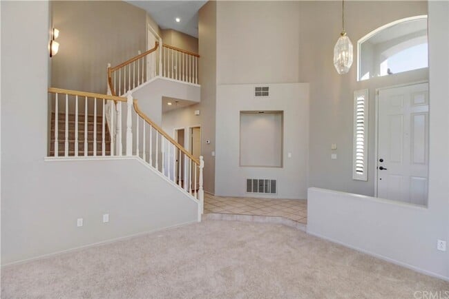 Building Photo - View Home 3 Bedrooms Plus