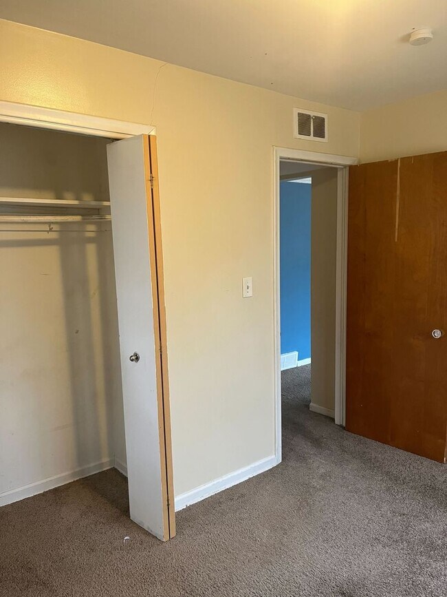 Building Photo - 2 Bedroom Bungalow - $1100