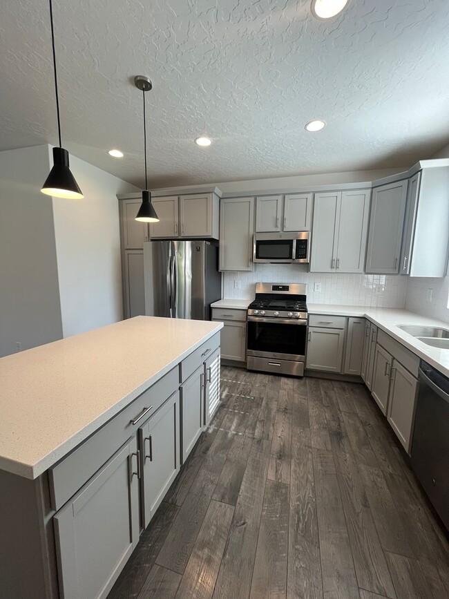 Building Photo - Spacious 3 Bed 2.5 Bath Home Available Jun...