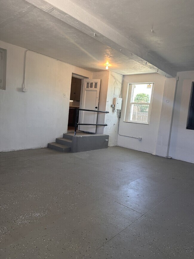 Building Photo - Delightful and Cozy 3bdrm 1bath Home For R...