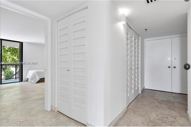 Building Photo - 2575 S Bayshore Dr