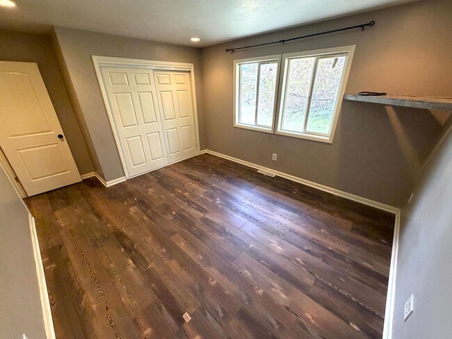 Building Photo - Pet Friendly 2 bed 1/5 bath Single Family Home With Fully Fenced Yard and Garage in great neighbo...