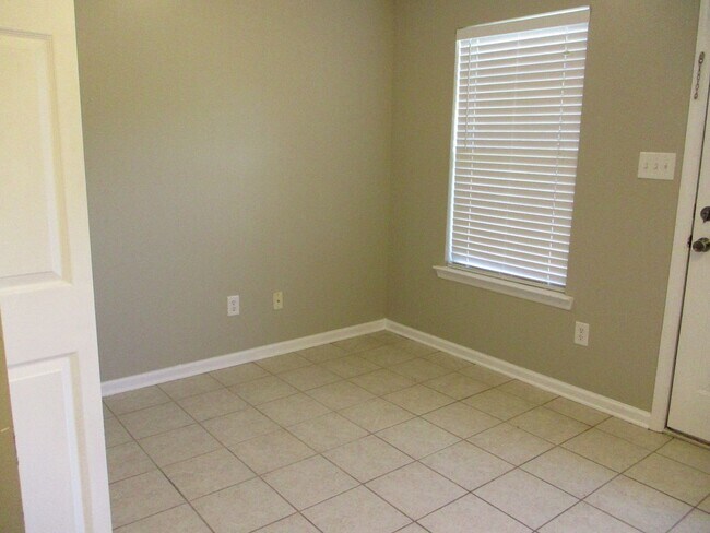 Building Photo - Townhome in Evans