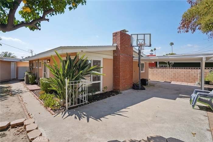 Building Photo - 6138 N Traymore Ave