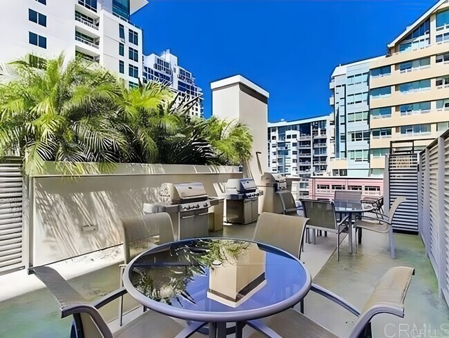 Building Photo - 425 W Beech St