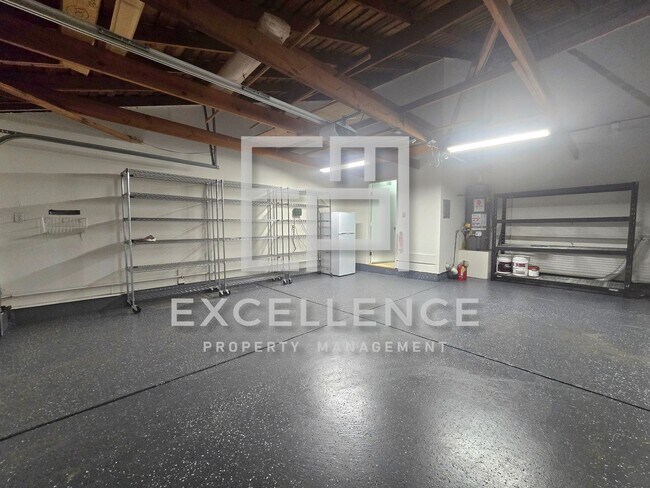 Building Photo - Spacious Fully Renovated 4/2 House with Over 2000SF and LVT Throughout