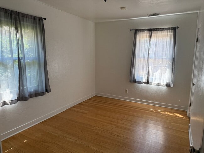 Building Photo - 3 Br, 2 Bath, comes with kitchen appliance...