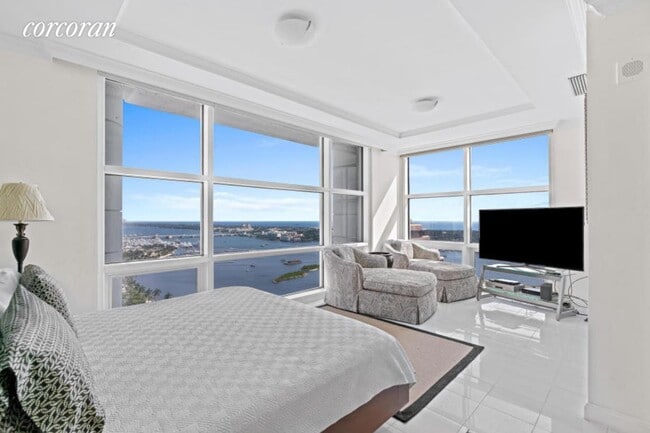 Building Photo - 222 Lakeview Ave