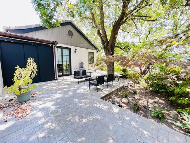 Building Photo - FURNISHED!!! Charming 2BD/1BA Single-Story...
