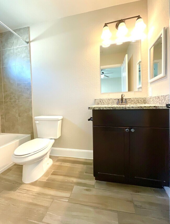 Building Photo - **APPLICATION RECEIVED** Three Bedroom Townhome in Prime Location! Close to New IKEA, I-35, Forum...