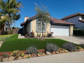 Building Photo - 2 bed 2 bath single family residence. AVAILABLE 5/16