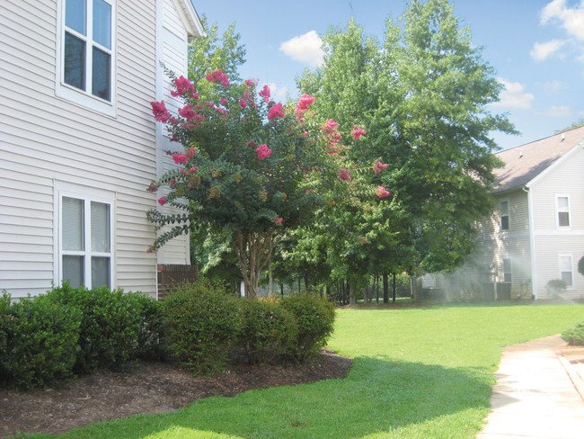 Building Photo - Avery Lake Apartments