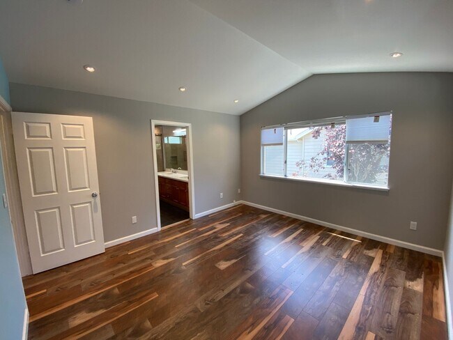 Building Photo - ALMADEN LAKE - Updated townhome with centr...