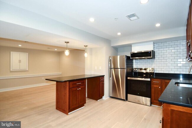 Building Photo - 901 Lawrence St NE