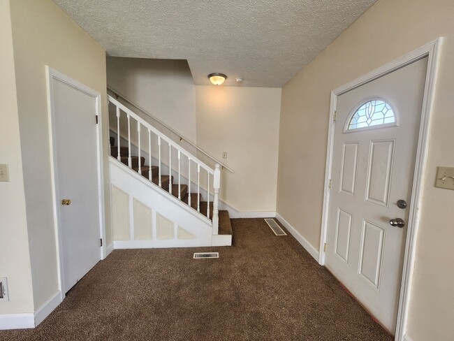 Building Photo - 2 Bedroom Home on the Southside