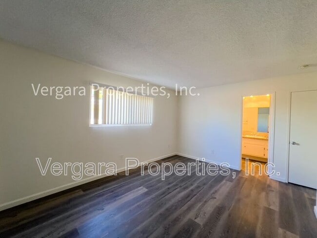 Building Photo - 2513 Ruhland Ave