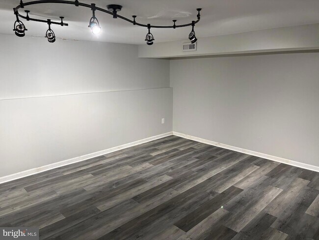 Building Photo - 2 Fair Wind Pl
